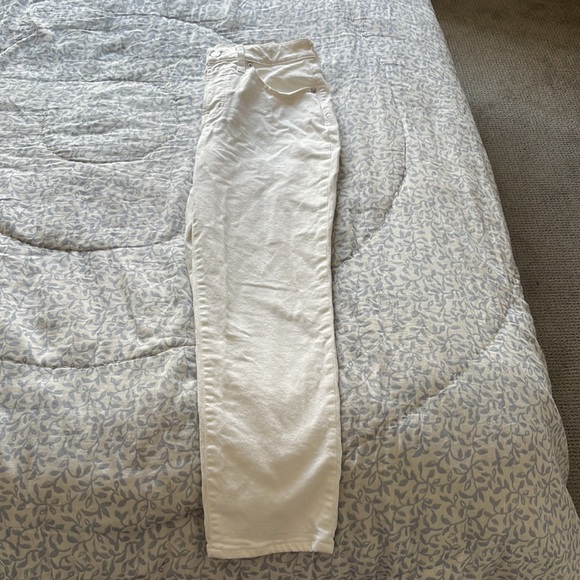 The Petite Curvy Perfect Vintage Jean in Tile White in 27 petite - Picture 5 of 7